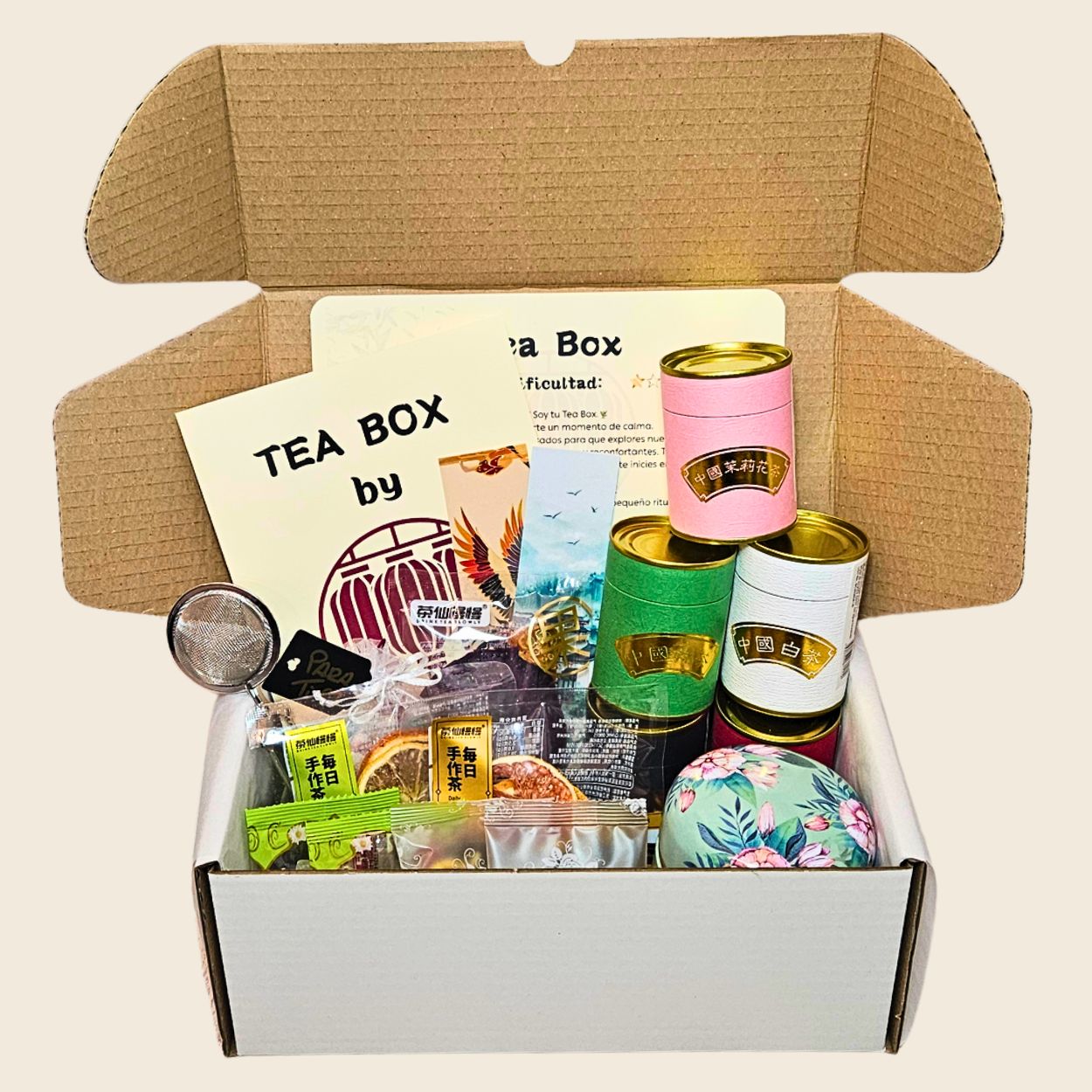 Interior de la Tea Box con diferentes tipos de té asiático y utensilios para infusionar