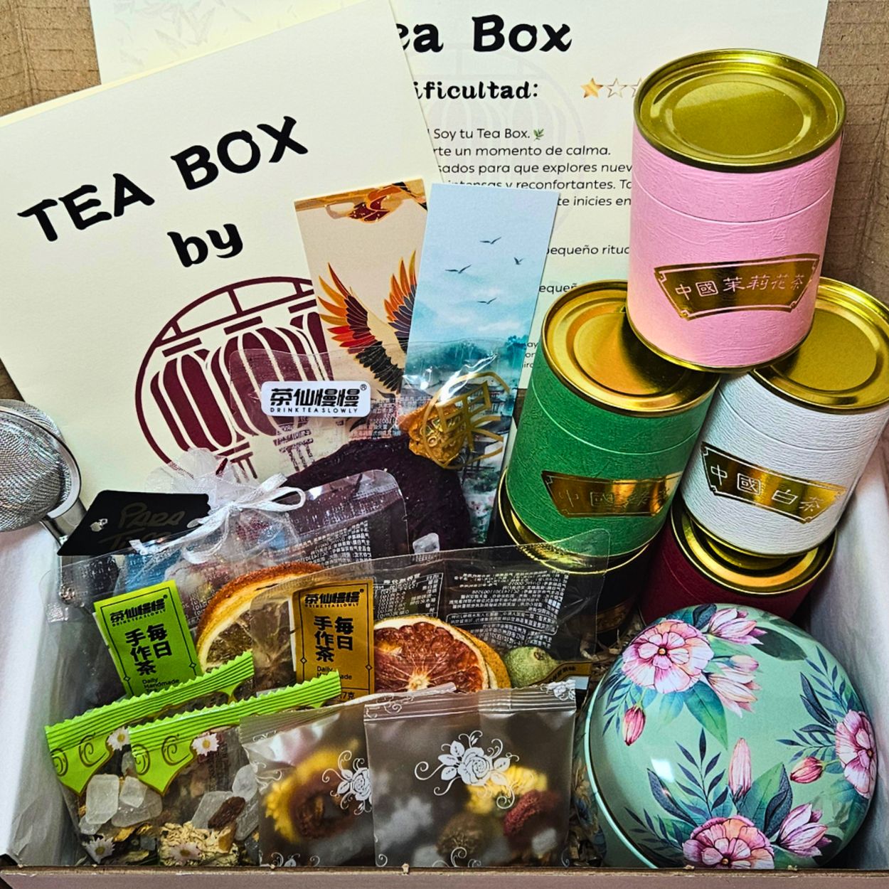 Selección de tés en hojas y sobres de la Tea Box, una opción de regalo para el Día de la Madre con aromas florales y afrutados
