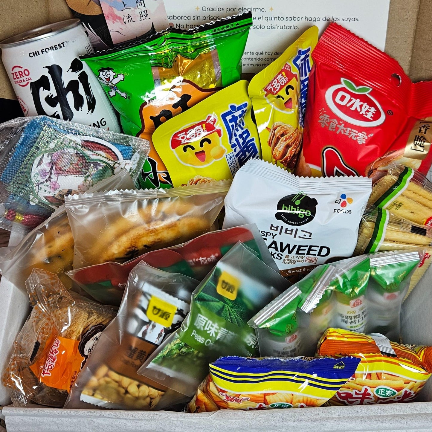 Caja regalo abierta snacks asiáticos umami